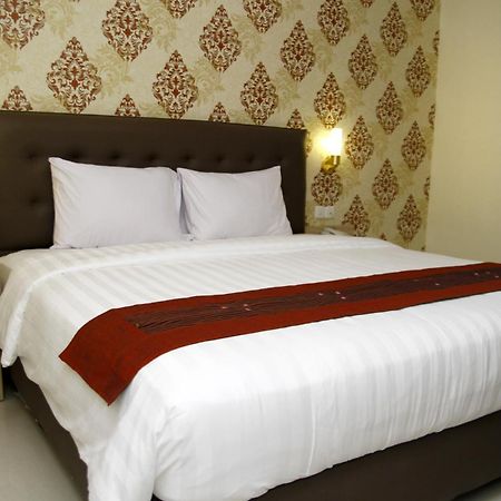 Hersya Front One Inn Surabaya Exterior photo