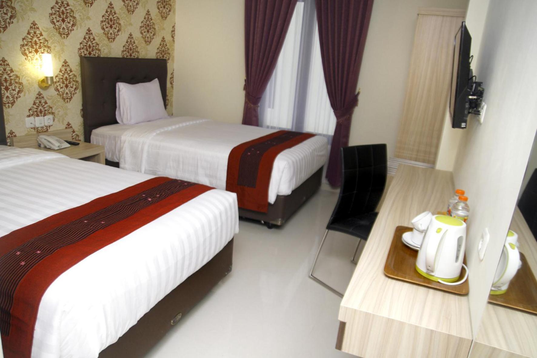 Hersya Front One Inn Surabaya Exterior photo