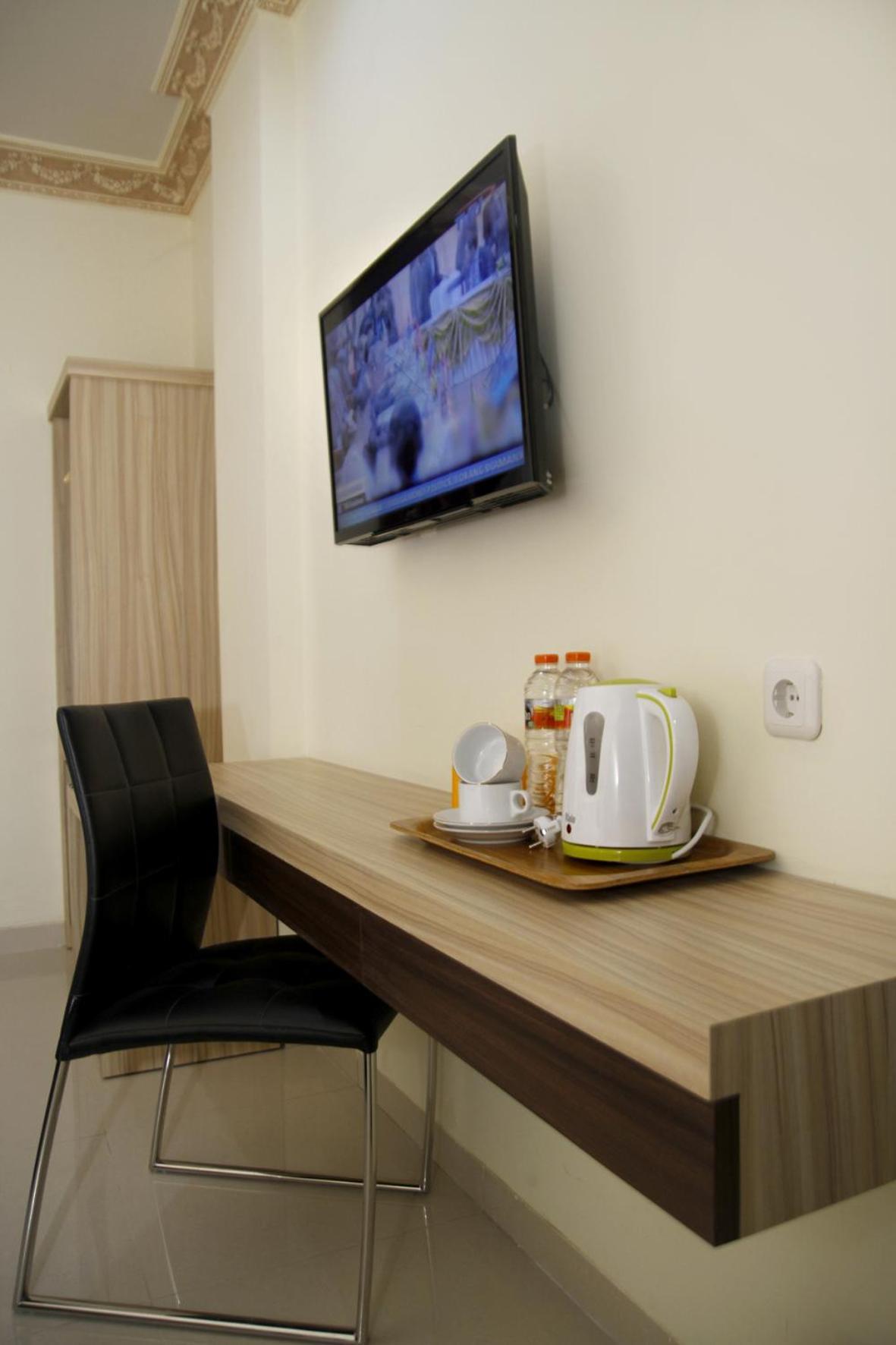 Hersya Front One Inn Surabaya Exterior photo